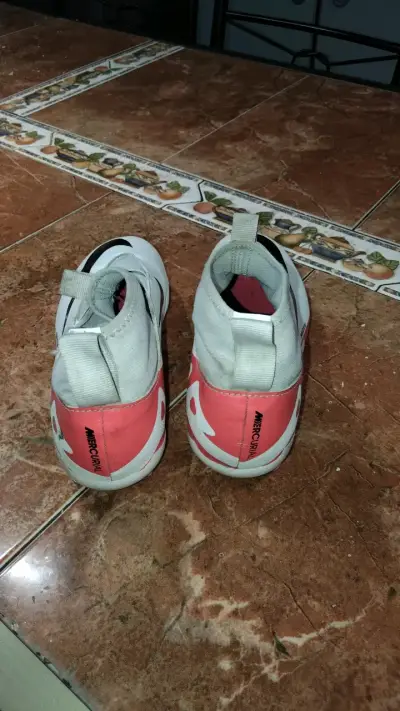 Botines de fútbol Nike Mercurial blancos y rojos - miniatura 1