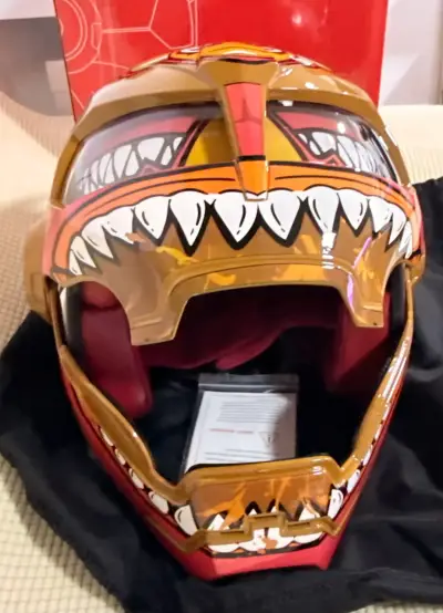 Casco de moto con diseño gráfico colorido - miniatura 1