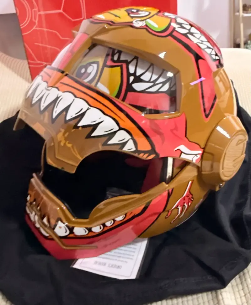 Casco de moto con diseño gráfico colorido - 2