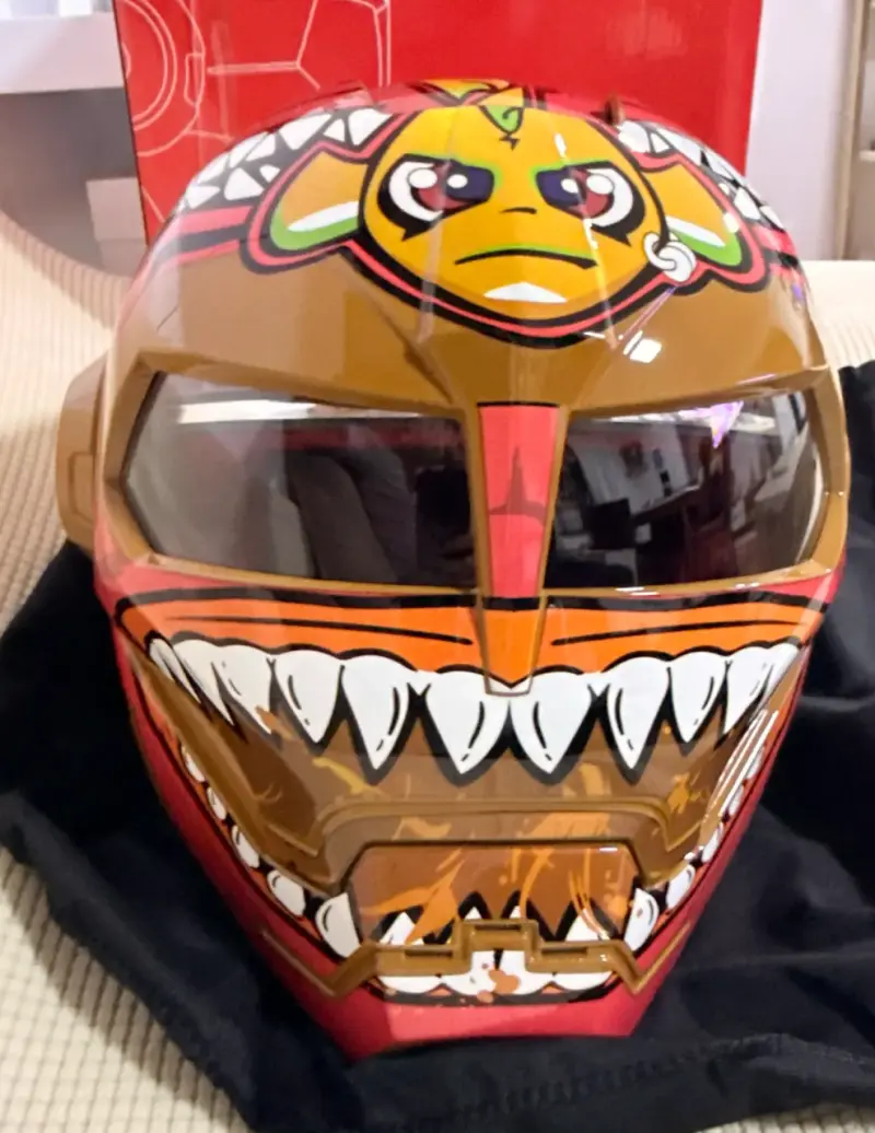 Casco de moto con diseño gráfico colorido - 3
