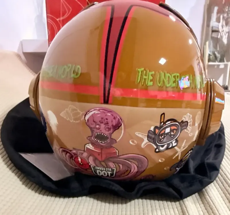 Casco de moto con diseño gráfico colorido - 4