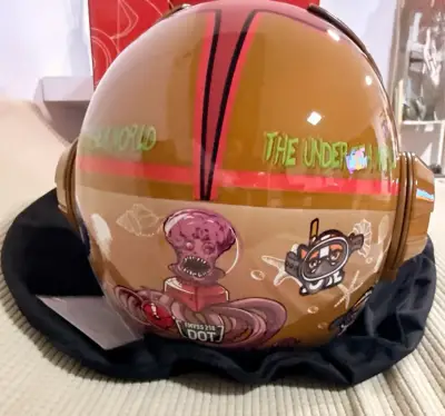 Casco de moto con diseño gráfico colorido - miniatura 4