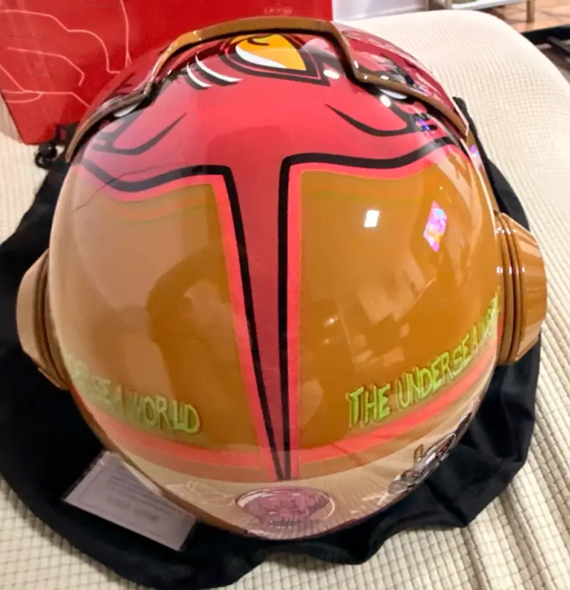 Casco de moto con diseño gráfico colorido - 5