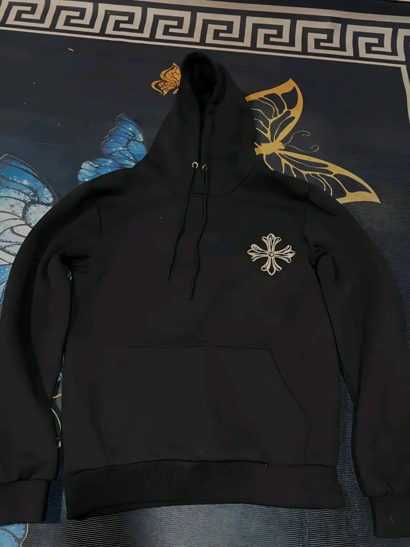 Polerón negro con capucha y diseño de cruz