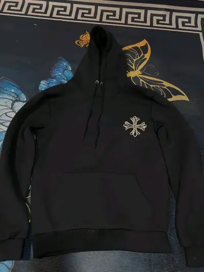 Polerón negro con capucha y diseño de cruz - miniatura 1