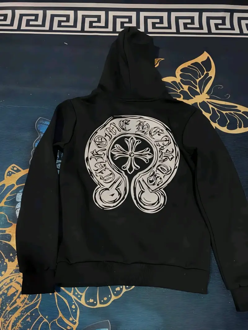 Polerón negro con capucha y diseño de cruz - 2
