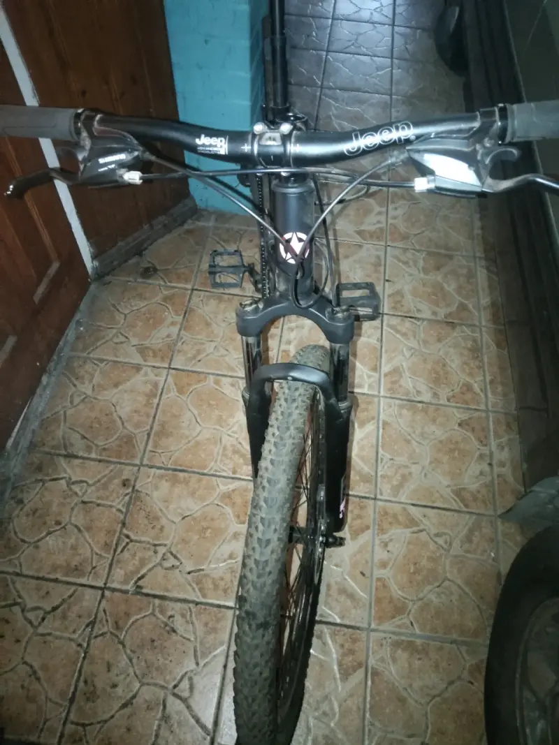 Bicicleta Jeep de montaña negra en buen estado