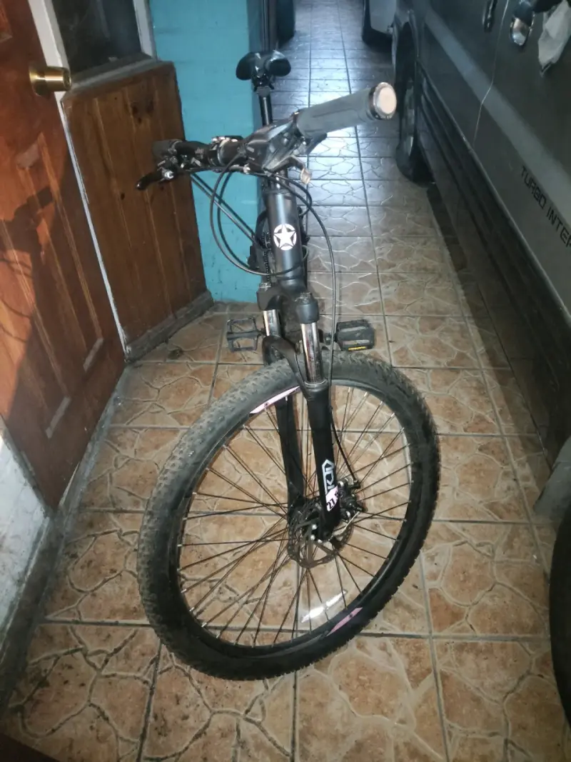 Bicicleta Jeep de montaña negra en buen estado - 2