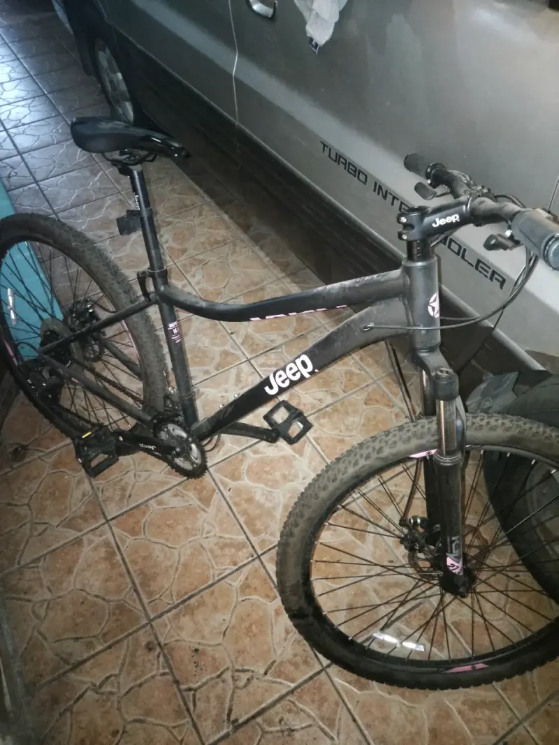 Bicicleta Jeep de montaña negra en buen estado - 3