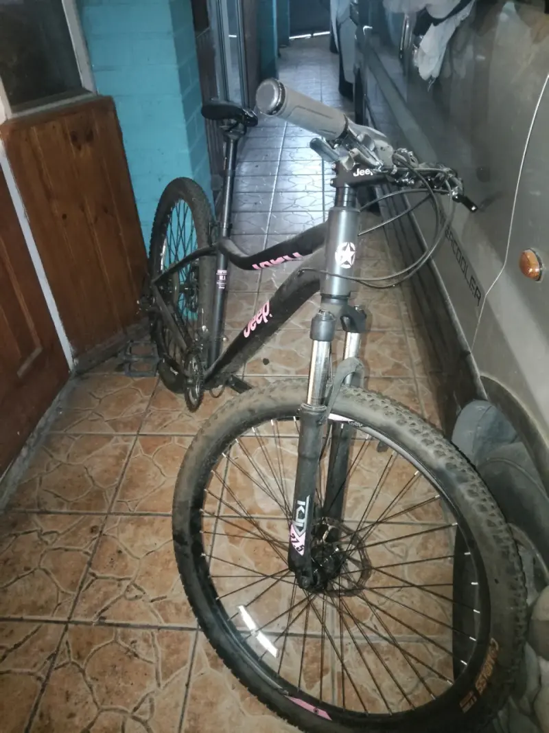 Bicicleta Jeep de montaña negra en buen estado - 4