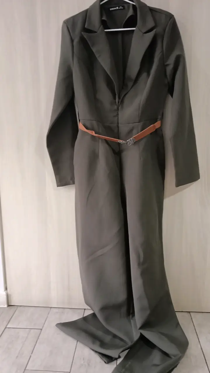 Conjunto de pantalón y chaqueta gris para mujer