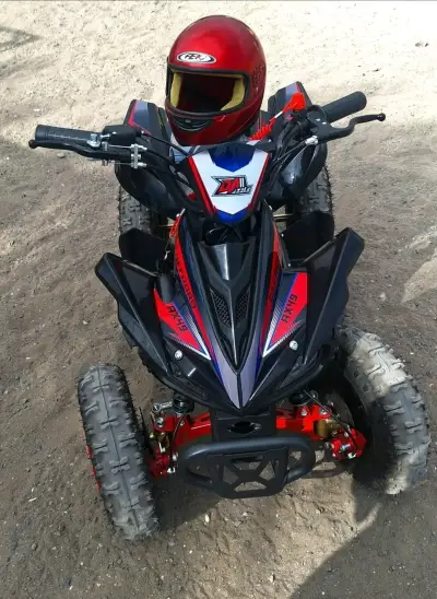 Cuatrimoto infantil Dazzle Offroad con casco rojo - miniatura 2