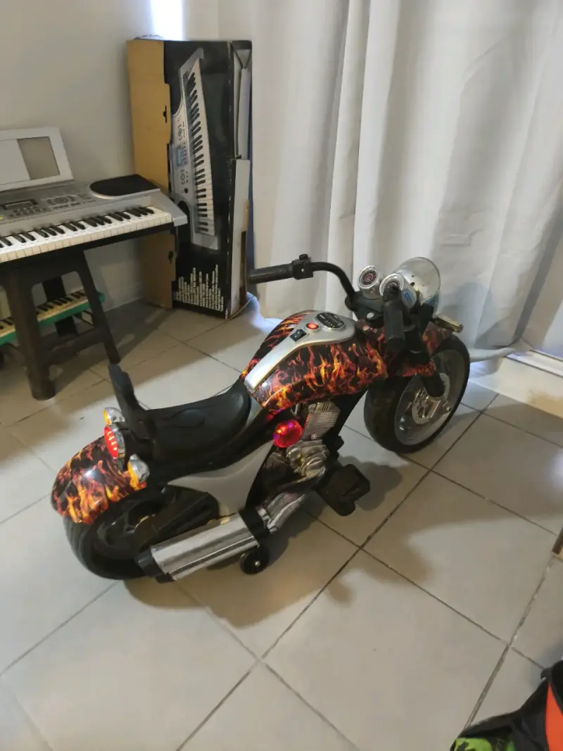 Moto eléctrica infantil con diseño de llamas