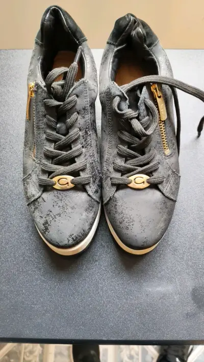 Zapatillas deportivas negras con detalles dorados - miniatura 1