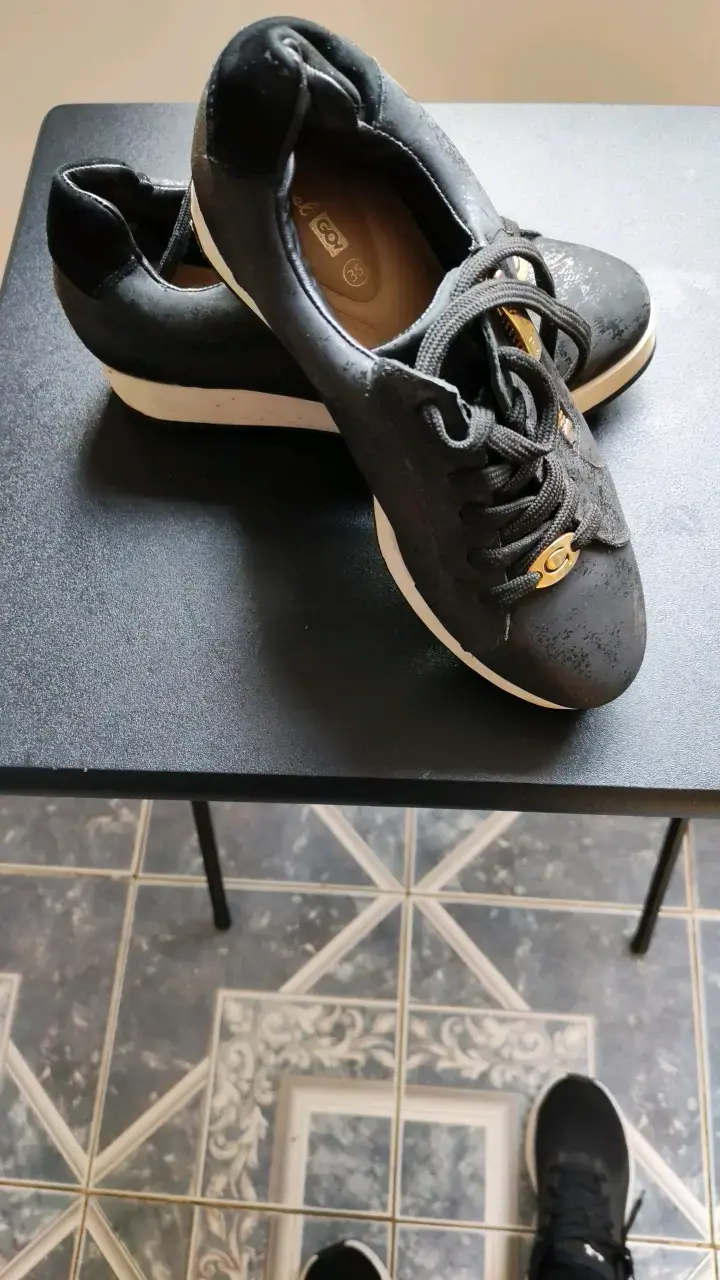 Zapatillas deportivas negras con detalles dorados - 2