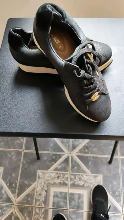 Zapatillas deportivas negras con detalles dorados - miniatura 2