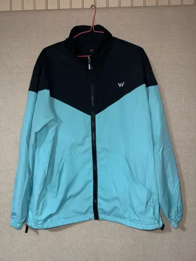Chaqueta cortaviento bicolor azul y negro - miniatura 1
