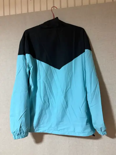 Chaqueta cortaviento bicolor azul y negro - miniatura 2
