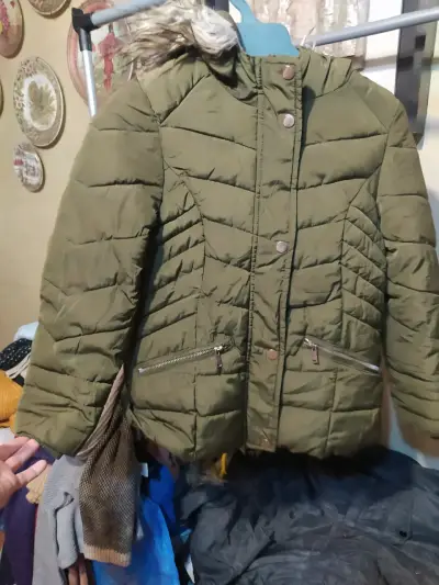 Chaqueta acolchada verde con capucha de piel sintética - miniatura 1