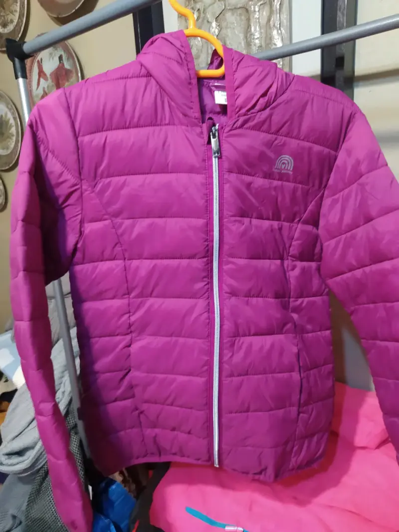 Chaqueta acolchada verde con capucha de piel sintética - 2