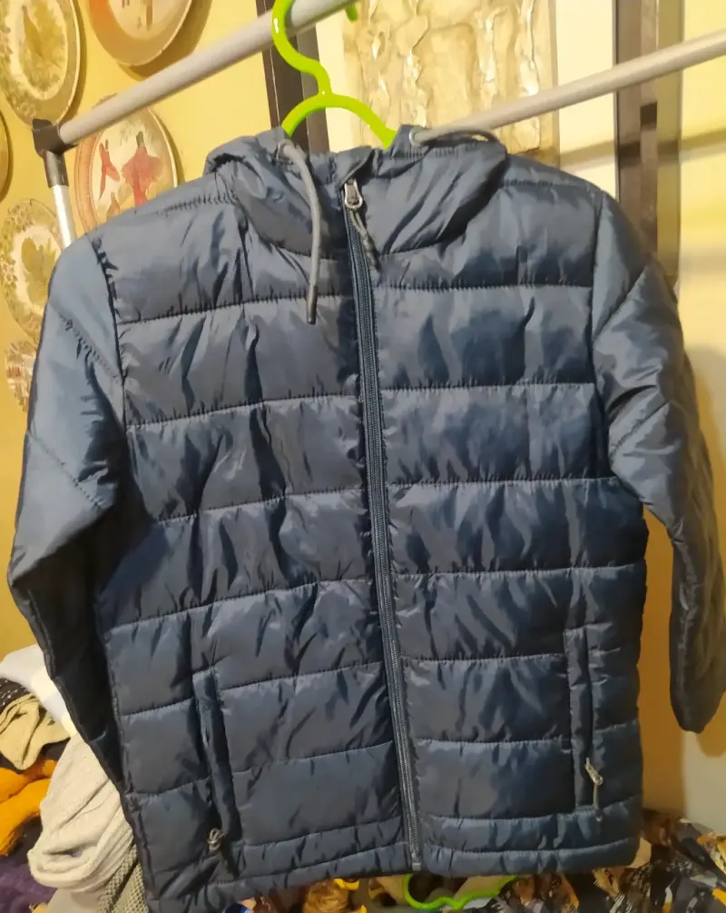 Chaqueta acolchada verde con capucha de piel sintética - 3