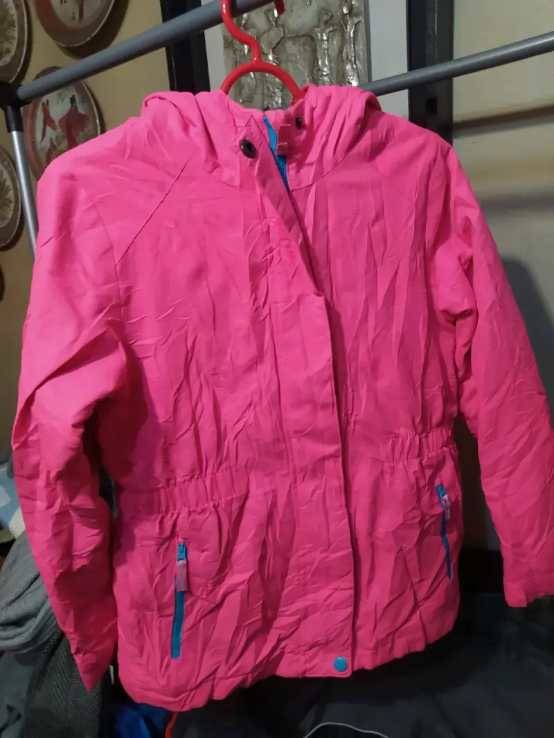 Chaqueta acolchada verde con capucha de piel sintética - 5