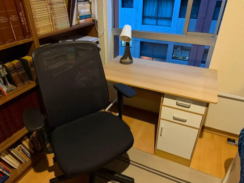 Escritorio de madera con silla ergonómica - 1