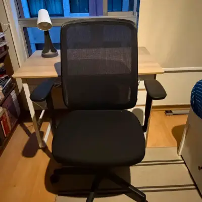 Escritorio de madera con silla ergonómica - miniatura 2
