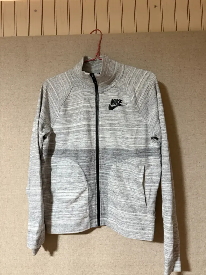 Chaqueta deportiva gris Nike para mujer - 1