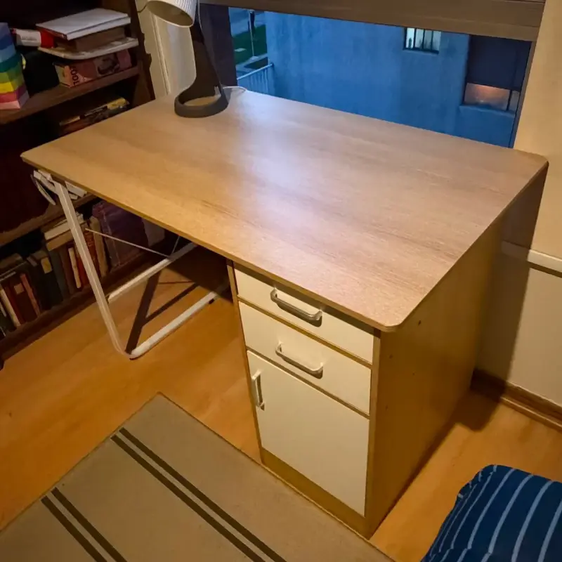 Escritorio de madera con silla ergonómica - 3
