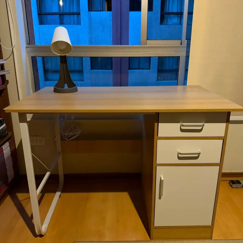 Escritorio de madera con silla ergonómica - 4