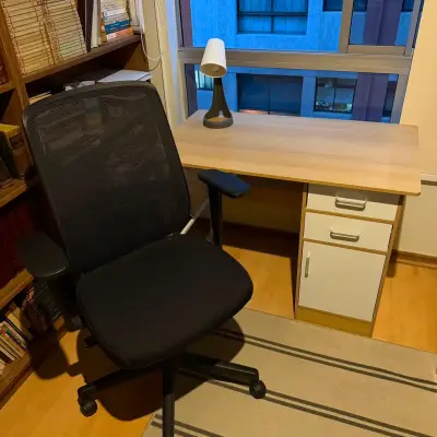 Escritorio de madera con silla ergonómica - miniatura 5