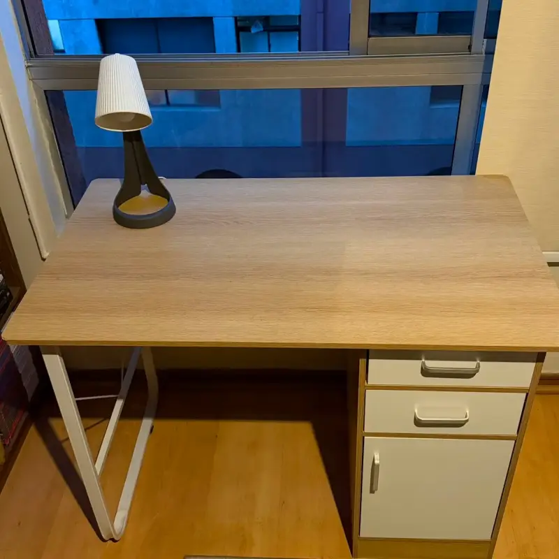 Escritorio de madera con silla ergonómica - 6