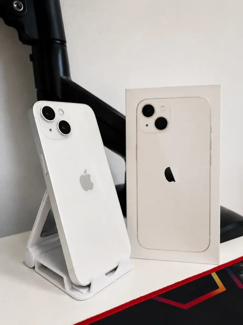 iPhone 13 blanco con caja y accesorios - 1