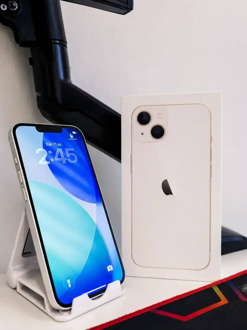iPhone 13 blanco con caja y accesorios - 2
