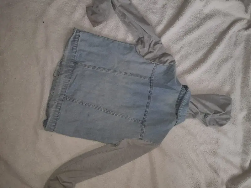 Chaqueta de mezclilla con capucha gris - 3