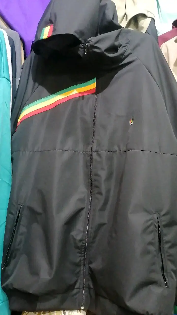 Chaqueta negra con diseño de rayas coloridas