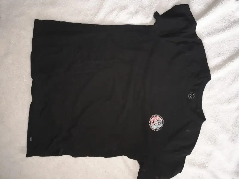 Polera negra con diseño gráfico estilo casual - 1