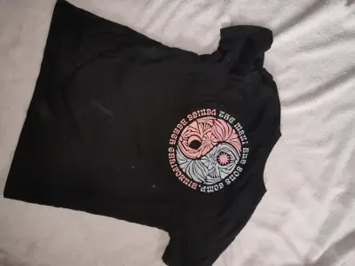 Polera negra con diseño gráfico estilo casual - miniatura 2