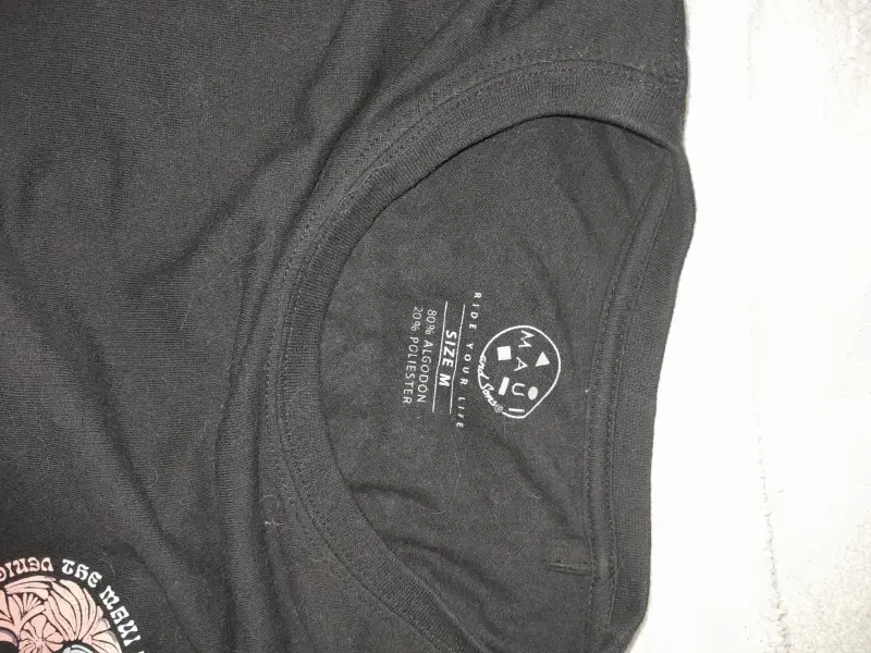 Polera negra con diseño gráfico estilo casual - 3