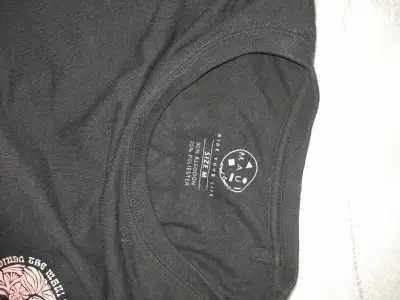 Polera negra con diseño gráfico estilo casual - miniatura 3