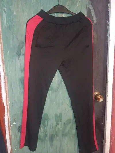 Pantalones deportivos negros con franjas rojas M - miniatura 1