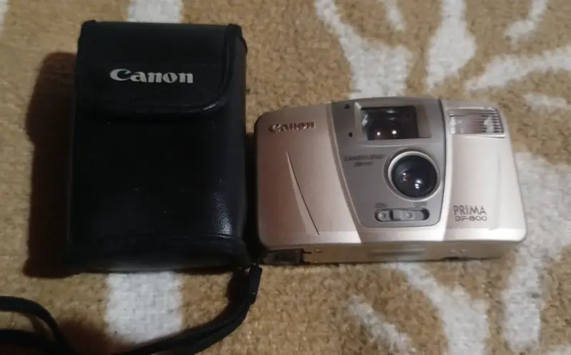 Cámara Canon Prima BF-800 con estuche