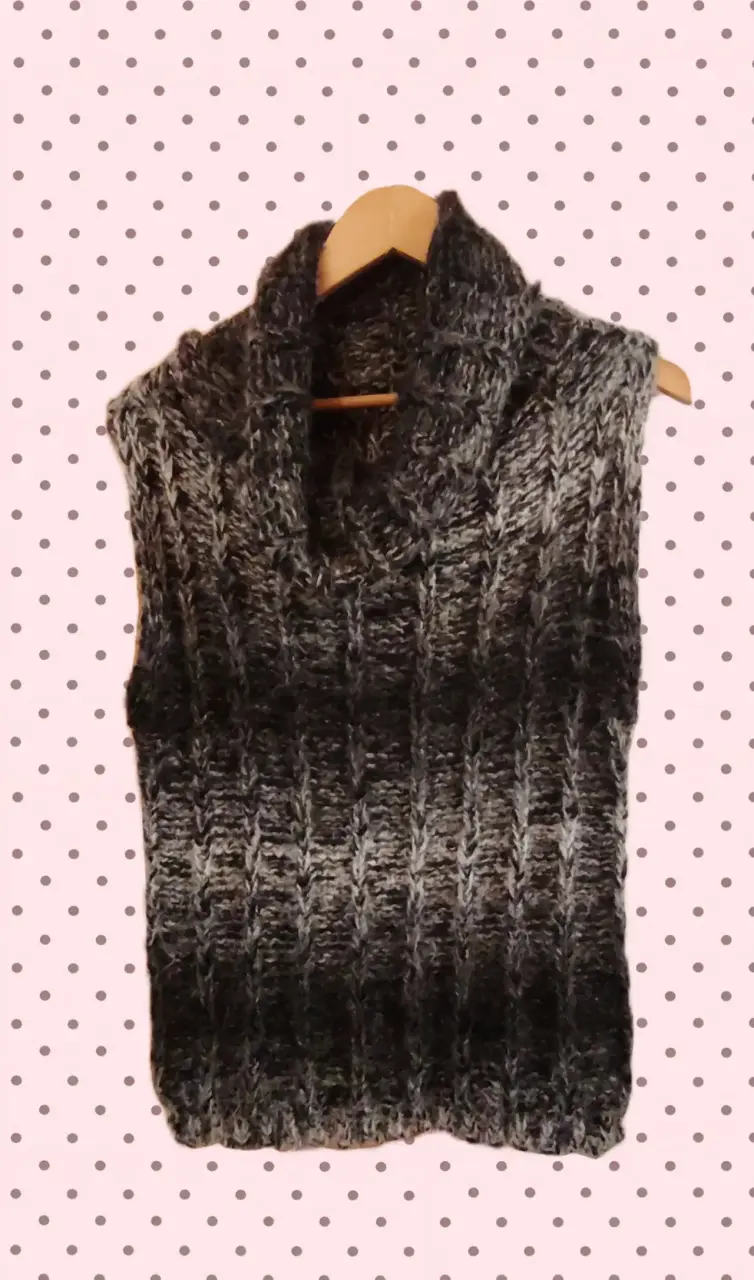 Chaleco de punto gris con cuello alto - 1