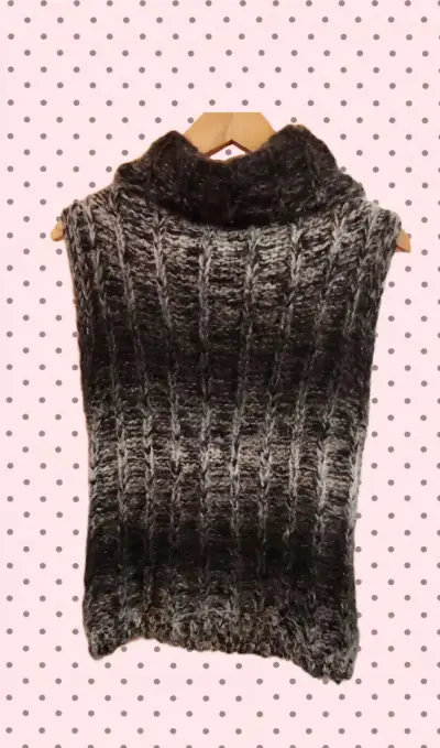 Chaleco de punto gris con cuello alto - miniatura 2