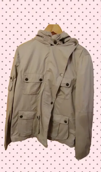 Chaqueta beige con múltiples bolsillos - miniatura 1