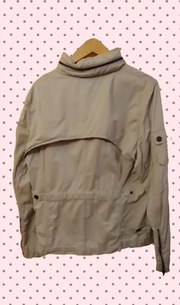 Chaqueta beige con múltiples bolsillos - 2