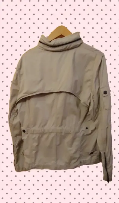 Chaqueta beige con múltiples bolsillos - miniatura 2