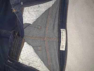 Jeans ajustados azul oscuro para mujer - miniatura 2
