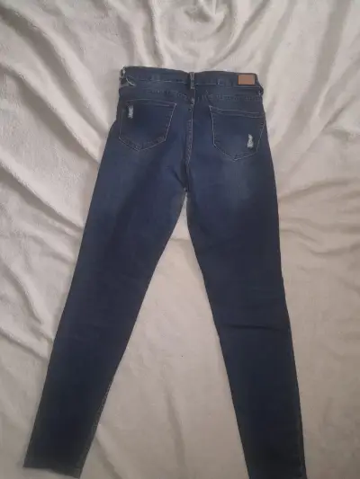 Jeans ajustados de mezclilla azul desgastados - miniatura 2